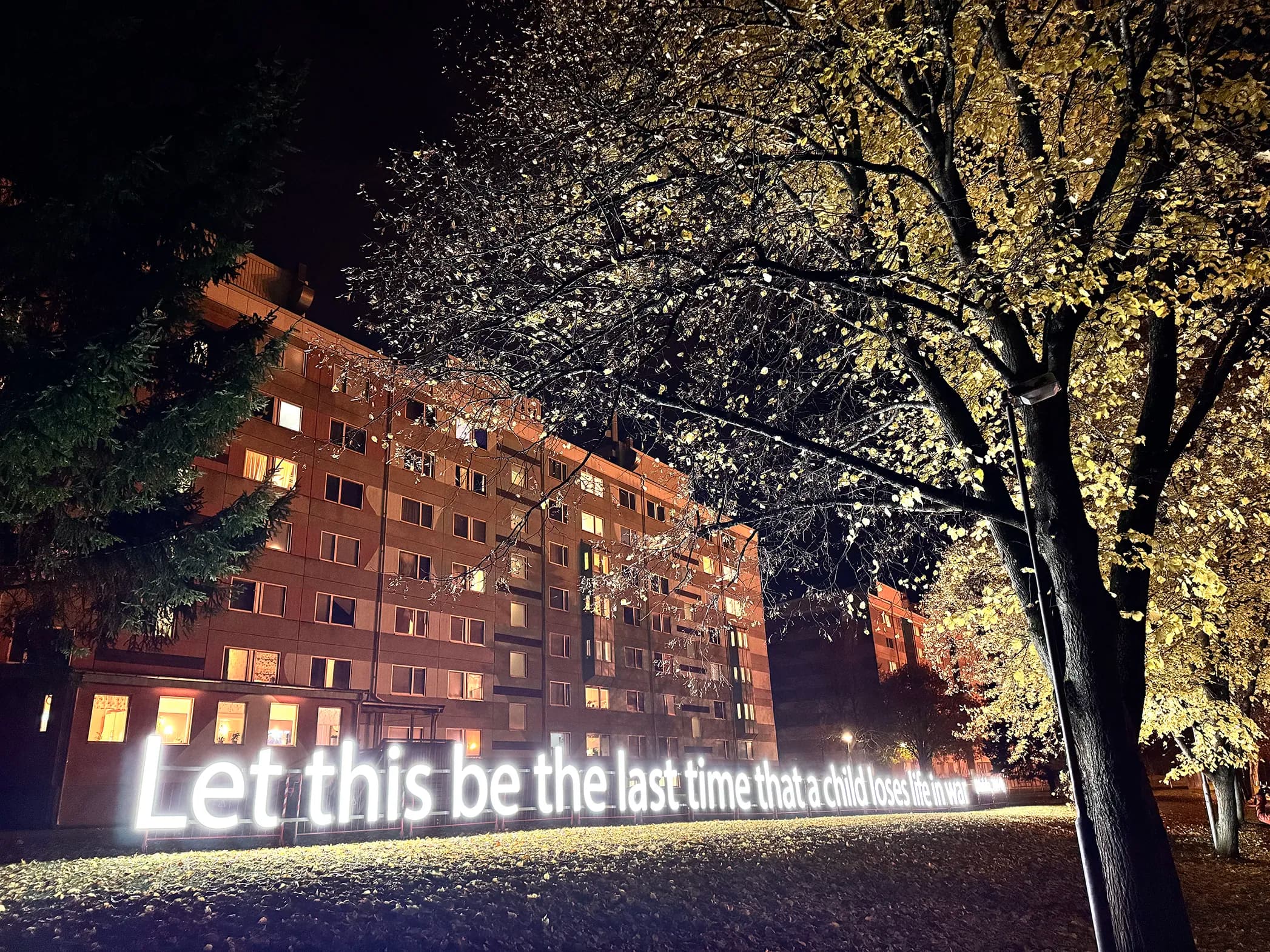 Ljusinstallation med upplyst budskap under ljusfestival på Råslätt