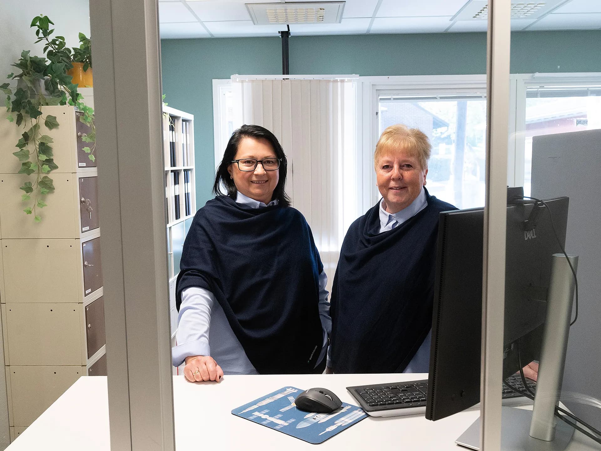 Två förvaltningssamordnare i Råslätts förvaltningsreception välkomnar kunder