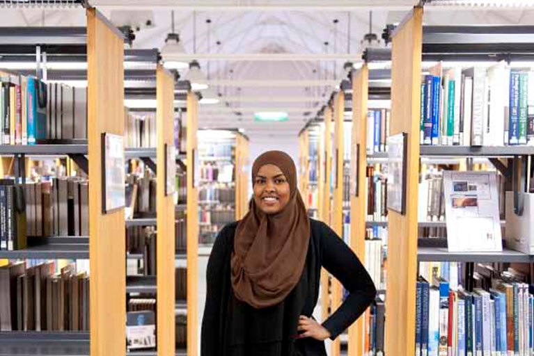 Mona står i biblioteket