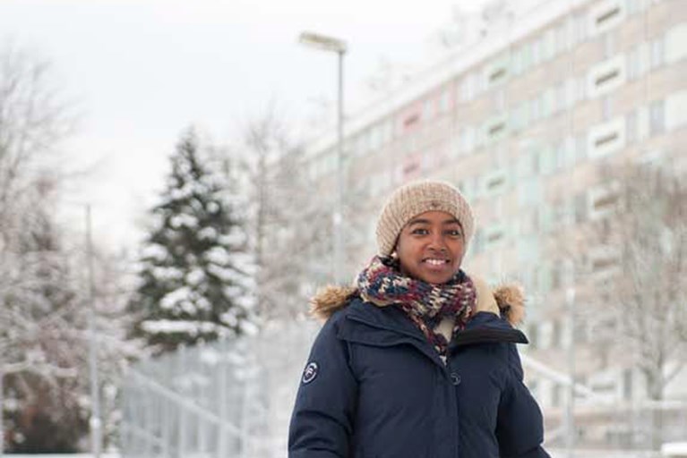 Iram Aloshari student på Råslätt vandrar i snön