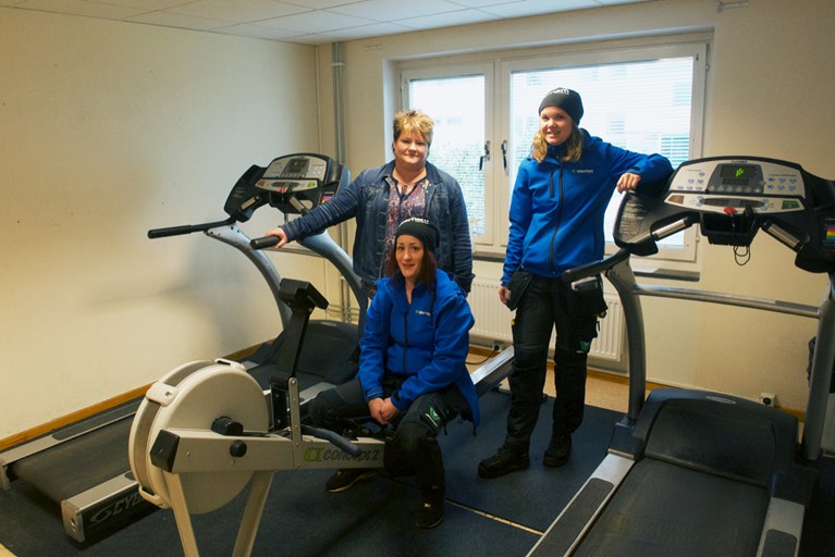 Eva Blomquist, Senada Avdic och Sandra Johansson i lokalen för nuvarande gym som byggs om till korridorsboende.